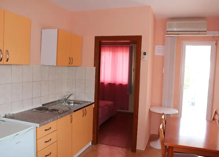 Apartman Pirosi *